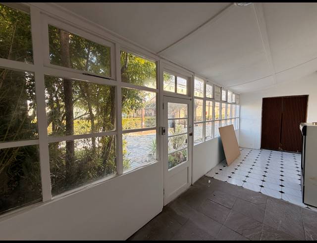 280M² BUILDING TO LET IN WATERFRONT